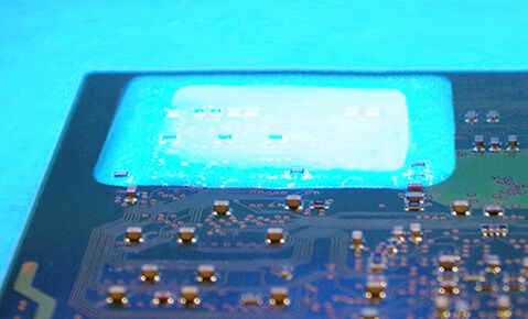 Conformal Coating on PCB | © Panacol Fluorescent adhesive as conformal coating on a PCB | © Panacol