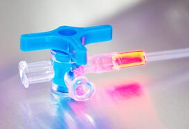 medical valve with tube glued with fluorescent adhesive from Panacol | © Panacol