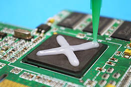 Thermal conductive adhesive for electronic components from Panacol | © Panacol Thermally conductive adhesive from Panacol on electronic components for heat sinks | © Panacol