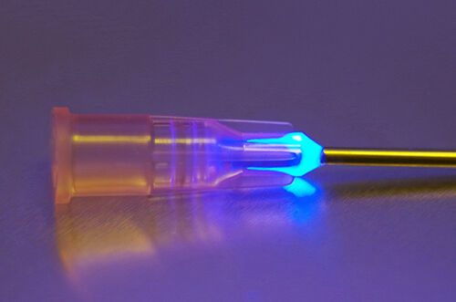 Needle hub bonded with fluorescent plastic glue Vitralit 7311 from Panacol
